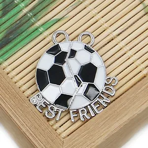 Vue macro du pendentif football en forme de cœur pour meilleurs amis sur bambou