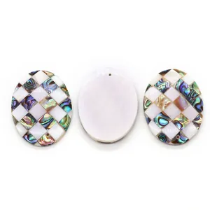 Gedetailleerd macro-aanzicht van mozaïek abalone schelp hanger met natuurlijke parelglans