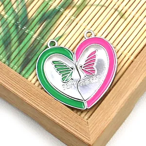 Détail du pendentif magnétique cœur papillon best friends en émail vert et rose poli