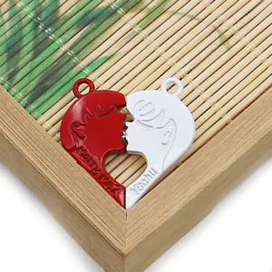 Détail de pendentifs cœur magnétique avec gravures Marry Me et Yeah pour les couples