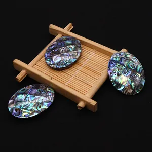 Pendentifs ovales en mosaïque de nacre d'abalone naturelle avec reflets irisés sur noir