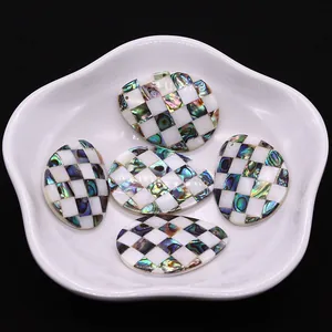 Ovale mozaïek hangers van abalone en witte schelp in een dambordpatroon design