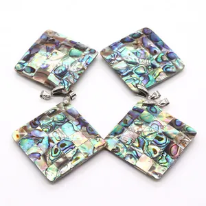 Lot de quatre pendentifs carrés en mosaïque de nacre d'abalone avec un éclat arc-en-ciel
