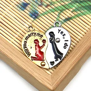 Détail du pendentif cœur magnétique avec gravures Will you marry me et Yes I do