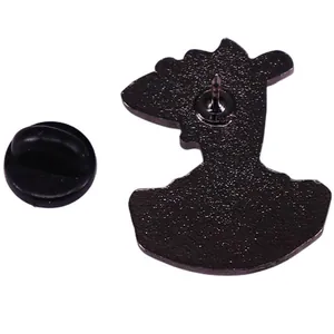 Détail du dos en métal noir mat et du fermoir en caoutchouc du badge émaillé