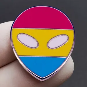Καρφίτσα σμάλτου σημαία pansexual σε σχήμα εξωγήινου με ροζ κίτρινες μπλε ρίγες