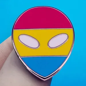 Καρφίτσα εξωγήινος pansexual με ροζ, κίτρινες και μπλε ρίγες σε ασημί μεταλλικό