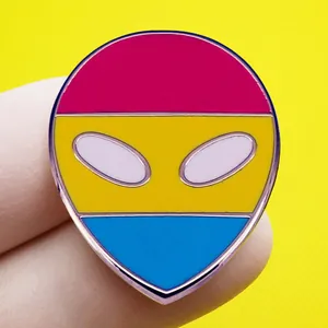 Καρφίτσα σμάλτου σημαία Pansexual σε σχήμα εξωγήινου με ζωντανές χρωματιστές ρίγες