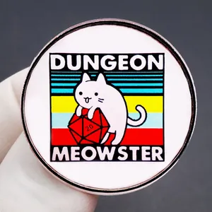 Λεπτομέρεια καρφίτσας Dungeon Meowster με λευκή γάτα και κόκκινο ζάρι D20 σε μέταλλο