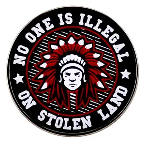 Καρφίτσα No One Is Illegal On Stolen Land από Κράμα Σμάλτου Με Πορτρέτο Αυτοχθόνων Βόρειας Αμερικής Σήμα για Ρούχα