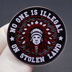 Καρφίτσα No One Is Illegal On Stolen Land με πορτρέτο ιθαγενούς της Βόρειας Αμερικής