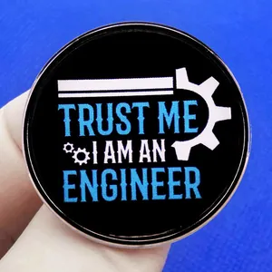 Badge rond Trust Me I Am An Engineer en métal avec engrenages pour sacs et vêtements