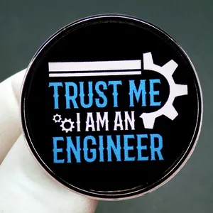 Insigne émaillé drôle 'Trust Me I Am An Engineer' avec engrenages sur métal noir
