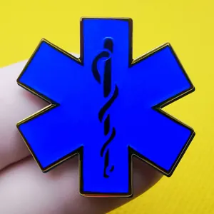 Blauer Star of Life Emaille-Pin mit goldenem Metallrand und Schlangenstab