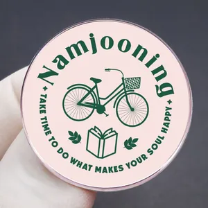 Namjooning Emaille-Anstecknadel in Rosa und Grün mit Fahrrad und Büchern für BTS-Fans
