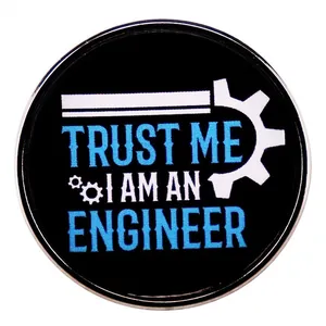 Badge Trust Me I Am An Engineer en métal avec engrenages blancs sur fond noir circulaire