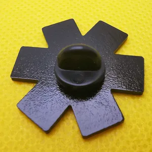 Schwarze EMT-Emaille-Brosche mit Stern des Lebens und Gummiverschluss auf gelbem Hintergrund
