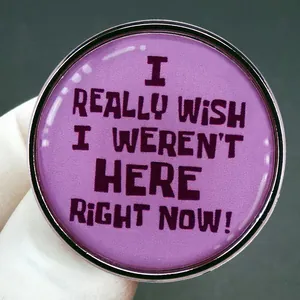 Insigne en émail violet avec citation I Really Wish I Weren't Here Right Now