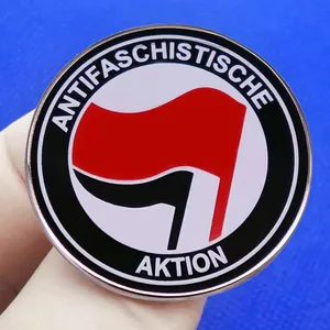 Detalle de la insignia esmaltada redonda Antifaschistische Aktion con banderas