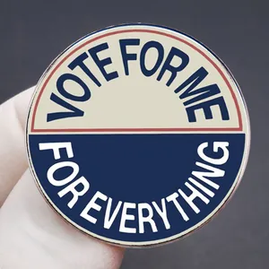 Σμάλτο καρφίτσα Vote For Me For Everything με vintage σχέδιο και ασημί μεταλλικό πλαίσιο