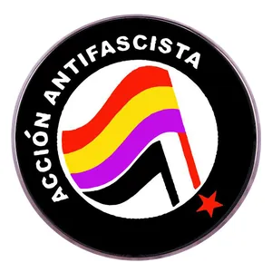 Detalle del distintivo metálico redondo Acción Antifascista con bandera de colores y estrella