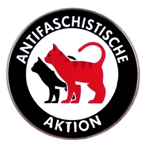 Pin Antifaschistische Aktion con siluetas de gatos rojo y negro sobre fondo blanco