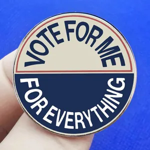 Ρετρό σμάλτο καρφίτσα Vote For Me For Everything με μπλε και μπεζ σχέδιο