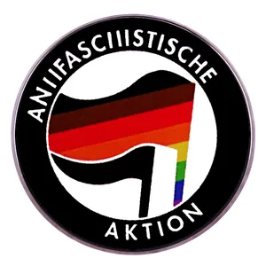 Pin de Acción Antifascista con bandera arcoíris sobre fondo blanco impecable
