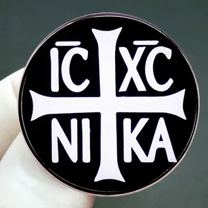 Broche croix du conquérant avec inscription IC XC NI KA en émail noir et blanc