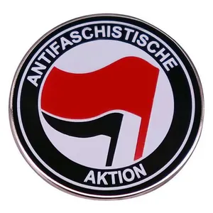 Pin redondo esmaltado Acción Antifascista con banderas y acabado de metal pulido