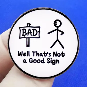 Spilla smaltata divertente con omino stilizzato e testo umoristico Bad Sign su blu