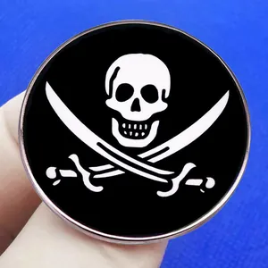 Badge pirate tête de mort et os croisés en émail avec bordure argentée pour vêtements