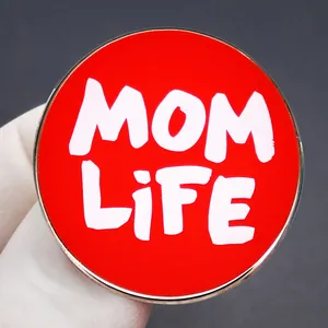Κόκκινη κονκάρδα Mom Life από σμάλτο σε στρογγυλό μεταλλικό σχέδιο με λευκά γράμματα