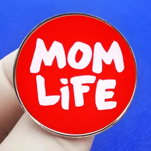 Κόκκινη καρφίτσα Mom Life από σμάλτο με ασημένιες άκρες για διακόσμηση ρούχων