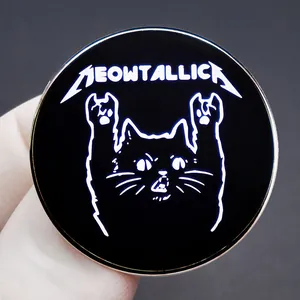 Pin's émaillé chat noir gothique Meowtallica rock heavy metal avec thème musical sur badge