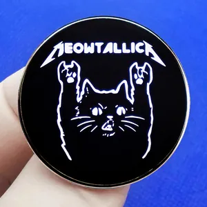 Broche en émail chat noir Meowtallica avec badge sur le thème de la musique rock