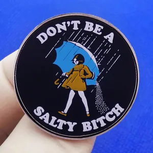 Épingle émaillée amusante Don't Be a Salty Bitch avec fille en imperméable jaune et métal