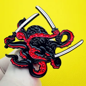 Cartoon Tintenfisch Emaille Pin mit drei Samurai Schwertern in Rot und Schwarz