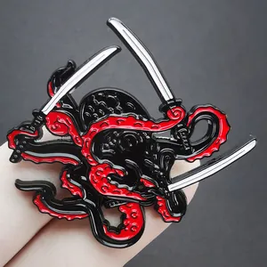 Tintenfisch-Samurai Emaille-Anstecknadel mit roten Tentakeln und silbernen Katanas