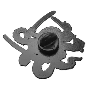 Rückseite der Oktopus-Samurai-Emaille-Nadel mit mattschwarzem Finish und Gummikappe