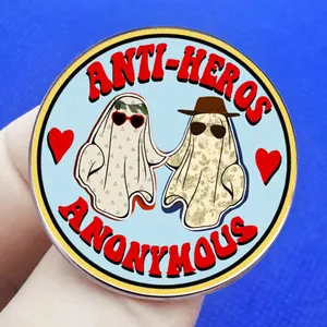 Pin de esmalte con fantasmas Anti-Hero con gafas de sol y letras de estilo vintage