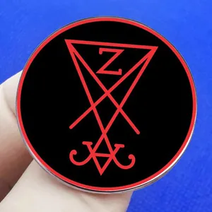 Insigne de musique rock Sigil de Lucifer noir avec écriture rouge sur fond bleu contrasté