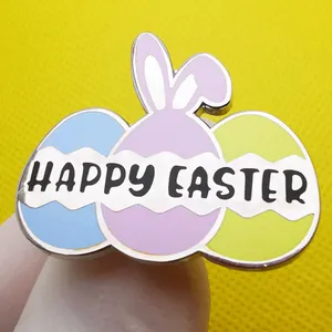 Spilla smaltata con uova e coniglio di Pasqua con testo Happy Easter su giallo
