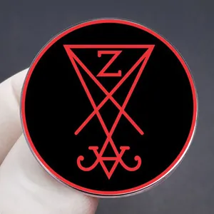 Broche rock punk Sigil de Lucifer en métal noir avec bord rouge et la lettre Z