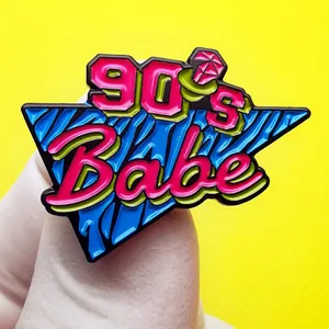 Retro Emaille 90er Jahre Babe Anstecknadel mit bunten Farben im Pop-Art-Stil
