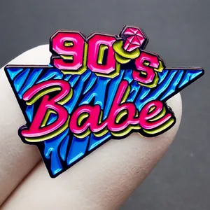 Vintage 90s Babe Emaille-Anstecker mit neonpinkem und gelbem Retro-Schriftzug