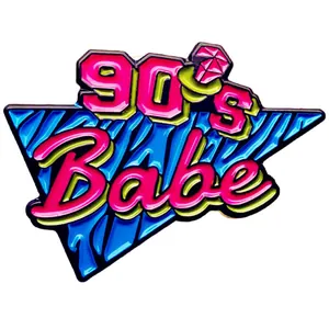 Makroaufnahme der 90's Babe Emaille-Anstecknadel mit Retro-Farben und Metallkanten