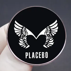 Placebo Band Metall Anstecknadel mit weißem Flügel Logo auf schwarzem Grund