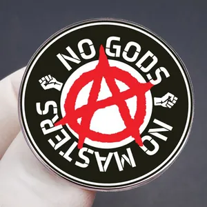 Spilla rotonda Anarchy con simbolo A rosso e slogan No Gods No Masters su base nera