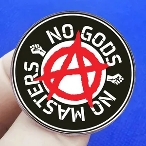 Spilla rotonda Anarchy con slogan No Gods No Masters con logo rosso e design di pugni